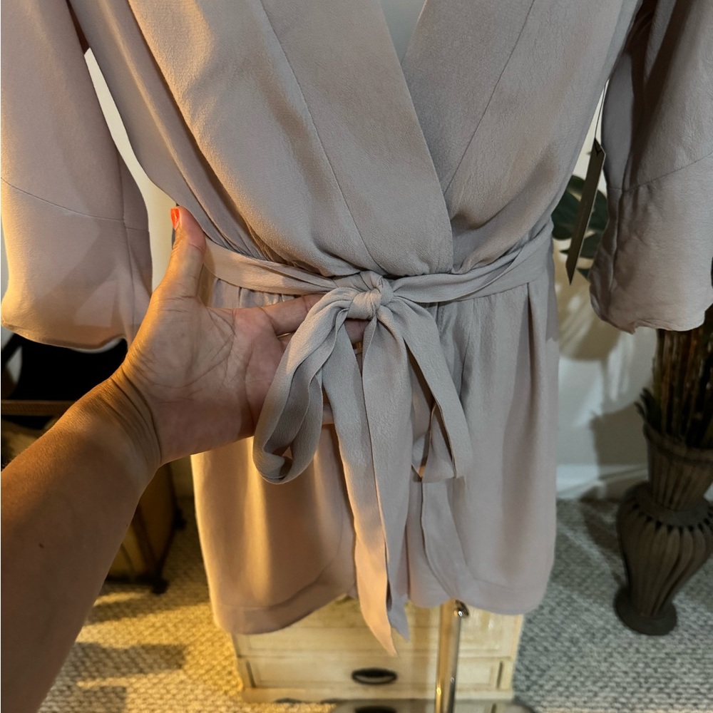 Lulus Women's Romper Beige Mauve NWT Small Angel Sleeves 100% Rayon - Picture 8 of 9